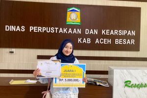 Raih Juara 1 Lomba Resensi Buku; Siswi MAN 3 Aceh Besar Terima Penghargaan pada Penutupan HUT Aceh Besar